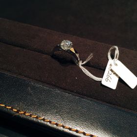 【グラフ(GRAFF)の口コミ】 リングの部分にカットが入っているデザインのため、ダイヤとリング両方の…