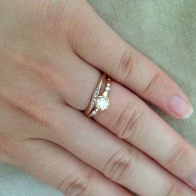 【A・D・A(エー・ディー・エー)の口コミ】 結婚指輪と婚約指輪を重ね付け出来るデザインがとても気に入りました。婚…