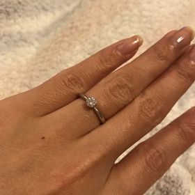 【ギンザタナカブライダル(GINZA TANAKA BRIDAL)の口コミ】 オーソドックスなデザインの婚約指輪が欲しかったので、このデザインはぴ…