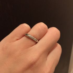 【MIKIMOTO(ミキモト)の口コミ】 デザインが気に入った点。
プラチナでダイヤが３石並んで入っているところ…
