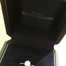 【銀座ダイヤモンドシライシの口コミ】 シンプルでダイヤが際立つデザインに惹かれました
様々な店舗を拝見しまし…