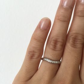 【ティファニー(Tiffany & Co.)の口コミ】 この指輪はゆるやかな曲線のデザインが指を美しく見せてくれるところが気…