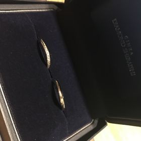 【銀座ダイヤモンドシライシの口コミ】 ダイヤありかなしかで悩んでいた時にこの指輪をすすめて頂きました。ダイ…
