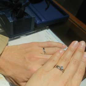 【銀座ダイヤモンドシライシの口コミ】 婚約指輪は母親からもらったダイヤをリフォームしたので、結婚指輪にもダ…
