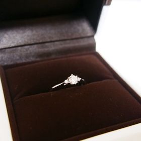 【アイプリモ(I-PRIMO)の口コミ】 両サイドにダイヤがあるデザインを気に入って、婚約指輪を探していました…