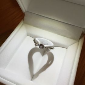 【STAR JEWELRY(スタージュエリー)の口コミ】 こんな機会なのでベタなデザインが欲しくてこれにしました。ダイヤのカッ…