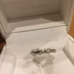 【STAR JEWELRY(スタージュエリー)の口コミ】 少しウェーブを描くデザインで、一目惚れしました。手がゴツゴツしている…