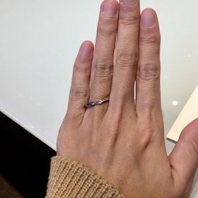 【CHER LUV(シェールラブ)の口コミ】 アンティーク調のデザインに惹かれました。
派手すぎない為、結婚指輪とし…