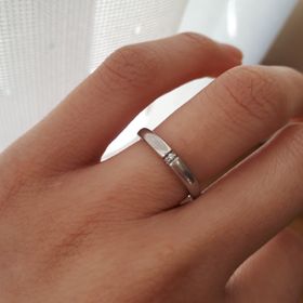 【Angejouer(アンジュエ)】の口コミ シンプルで、丸みのあるシルエットが気に入りました。
ダイヤモンドがリン...