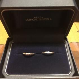 【銀座ダイヤモンドシライシの口コミ】 婚約指輪と重ね付け出来るデザインであったことと、婚約指輪のダイヤモン…