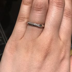 【エクセルコダイヤモンド(EXELCO DIAMOND)の口コミ】 長めに入ったウェーブのデザインが気に入りました。メレダイヤも全面に長…