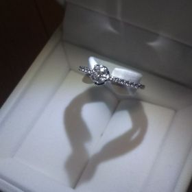 【STAR JEWELRY(スタージュエリー)の口コミ】 スタージュエリーといえば星★
石座の側面にも星があり、石を留める爪も５…