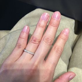 【銀座ダイヤモンドシライシの口コミ】 最近人気のエタニティリングを買うか悩み試着しました。
太さもちょうどよ…