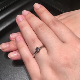 【ラザール ダイヤモンド(LAZARE DIAMOND)の口コミ】 婚約者がこのデザインを気に入っていたからです。
このデザインは他にはな…