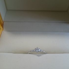 【ケイウノ ブライダル(K.UNO BRIDAL)の口コミ】 サムシングブルーを意識して、同じく3石のデザインで右側と左側が水色の石…