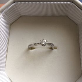 【4℃ BRIDAL(ヨンドシーブライダル)の口コミ】 指になじむS字ラインに惹かれました。指が短く太いのですが、メレダイアが…