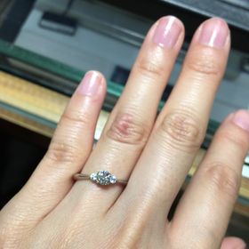 【ラザール ダイヤモンド(LAZARE DIAMOND)の口コミ】 サイドビューが綺麗な指輪です。
センターダイヤモンドの両端にもダイヤモ…
