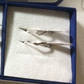 【4℃ BRIDAL(ヨンドシーブライダル)の口コミ】 ずっと着けたかったので錆びにくいプラチナ950な事と指が綺麗に見えるV字…