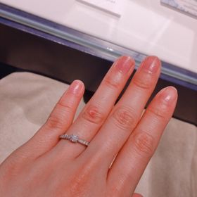 【銀座ダイヤモンドシライシの口コミ】 婚約指輪はキラキラさせたい、でもゴツくないのが良い、という希望を叶え…
