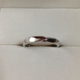 【銀座ダイヤモンドシライシの口コミ】 とにかくデザイン！
いろいろ試しましたが、これをつけた時に直感で選びま…