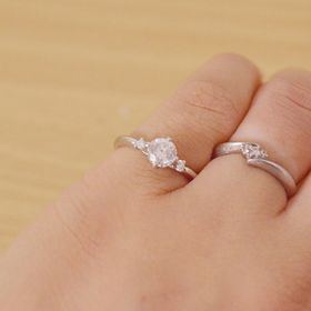 【COLANY(コラニー)の口コミ】 婚約指輪として頂いたものですが、第一印象はかわいい！でした。

気取ら…