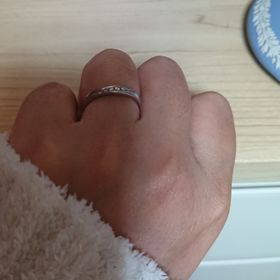 【4℃ BRIDAL(ヨンドシーブライダル)の口コミ】 指が短くて、太いので細く見えるように細目で斜めになっているリングにし…