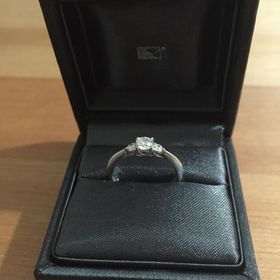 【ラザール ダイヤモンド(LAZARE DIAMOND)の口コミ】 最終的にいくつか候補を出した中から彼が選んでくれました。センターダイ…