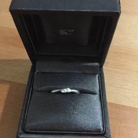 【ラザール ダイヤモンド(LAZARE DIAMOND)の口コミ】 あまり太くなく細めの指輪を探していました。毎日つけるものなので、シン…