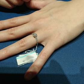 【銀座ダイヤモンドシライシの口コミ】 細かいダイヤモンドがリングについているので、とても華やかです。
センタ…