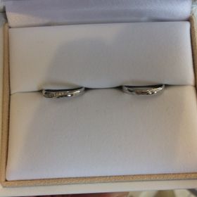 【PILOT BRIDAL(パイロットブライダル)の口コミ】 まず女性の方のデザインも、シンプルなものが良いと思っていました。指が…