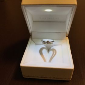 【STAR JEWELRY(スタージュエリー)の口コミ】 もともと、指が短く細かったため、華奢なデザインで探していました。
また…