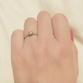 【銀座ダイヤモンドシライシの口コミ】 色々見せていただいた中でも、周りにダイヤがついているものが気に入り、…