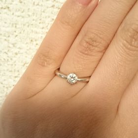 【ROYAL ASSCHER(ロイヤル・アッシャー)の口コミ】 はじめはダイヤが中心にあるデザインがいいかなと試着などさせていただい…