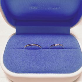 【銀座ダイヤモンドシライシの口コミ】 表側に斜めのカットのデザイン。裏に刻印ができる点と、誕生石を埋められ…