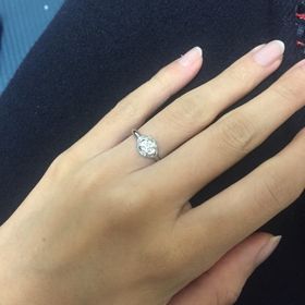 【ショーメ(CHAUMET)の口コミ】 婚約指輪だけど、如何にも婚約指輪！ではなく、普段も使えるとおもった。
…