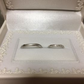 【宝寿堂(ほうじゅどう)の口コミ】 ダイヤのキラキラが多めにあるものを探していました。
端が小さいダイアで…