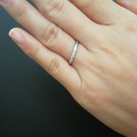 【ラザール ダイヤモンド(LAZARE DIAMOND)の口コミ】 ストレートのシンプルなもので、ダイヤが入っているものが希望でした。
こ…