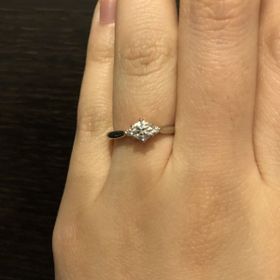 【俄(にわか)の口コミ】 婚約指輪は、真ん中に大きいダイヤモンド、両脇に少し小さいダイヤモンド…