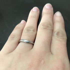 【4℃ BRIDAL(ヨンドシーブライダル)の口コミ】 シンプルなデザインで探していていくつか悩みましたが、ふたつの指輪の曲…