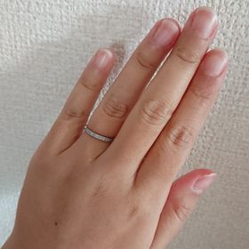 【AFFLUX(アフラックス)の口コミ】 決め手はデザインです。メレダイヤが並ぶ華やかなデザインは、将来的に飽…