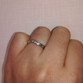 【VERITE(ベリテ)の口コミ】 ダイヤが入ったシンプルな結婚指輪を探していました。並んだ石の中央のピ…