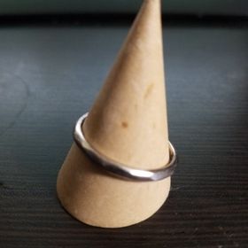 【FISS(フィス)の口コミ】 私が金属アレルギー持ち、そして夫婦共に指のサイズが大きいのでそれに対…