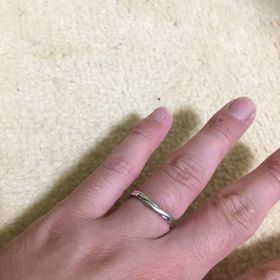 【銀座ダイヤモンドシライシの口コミ】 購入の決め手となったのはデザインのシンプルさと絶妙なV字形状で指輪を身…