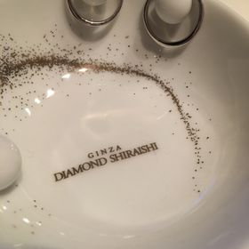 【銀座ダイヤモンドシライシの口コミ】 ダイヤモンドシライシさんの婚約指輪を彼からもらい、デザインも大満足だ…