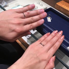 【銀座ダイヤモンドシライシの口コミ】 装飾のないストレートタイプを試着しました。
男女共に2mmのものを用意し…