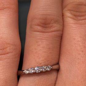 【アイプリモ(I-PRIMO)の口コミ】 メレダイヤが目立ち、結婚指輪としては珍しいデザインだと思います。
ダイ…