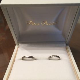 【PILOT BRIDAL(パイロットブライダル)の口コミ】 つや消しタイプのリングを探していました。女性のリングにはダイヤが真ん…