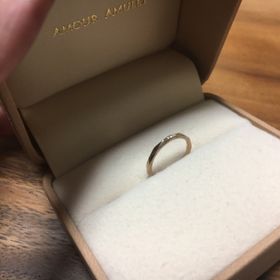 【AMOUR AMULET(アムール・アミュレット)の口コミ】 指が細めなので細めのリングを探していました。また、人より変わったデザ…