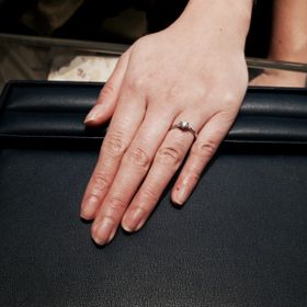 【銀座ダイヤモンドシライシの口コミ】 小ぶりで指をキレイに見せてくれるデザインだからです。最初にシライシさ…