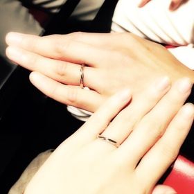 【銀座ダイヤモンドシライシの口コミ】 水かきが深い手の形をしているので指が綺麗に見えるように小指から薬指へ…